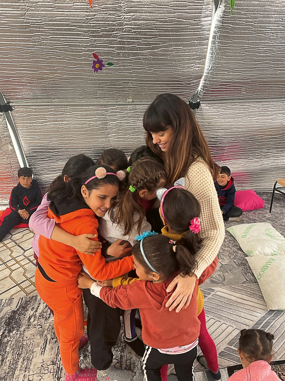Uzman Çocuk ve Ergen Psikoloğu ve Psikoterapisti Nil Ertürk, 6 Şubat depremlerinin hemen ardından bölgeye gidip çocuklarla ve gençlerle çalışmalar yaptı